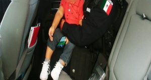 Rescatan policías a menor encerrado en un vehículo en Bachigualato