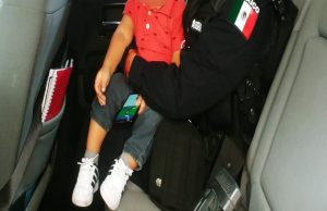 Rescatan policías a menor encerrado en un vehículo en Bachigualato