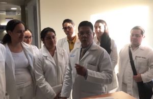Médicos ganan 935 pesos quincenales, mientras ‘ninis’ son becados con casi 4 mil al mes