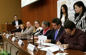 Piden abogados al Congreso dejar de ser una “congeladora” y firman convenio