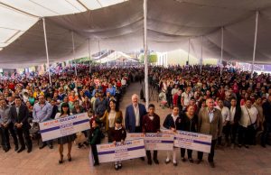 Entrega Enrique Vega más de 3 mil 500 becas en El Marqués