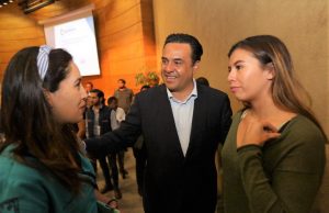 Entrega Luis Nava Becas a jóvenes para que viajen al extranjero