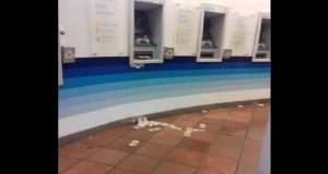 Falla cajero automático y lanza billetes por montones