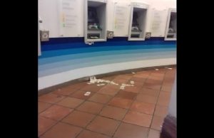 Falla cajero automático y lanza billetes por montones