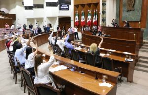 Congreso destituye al magistrado Torres Ulloa del TJA