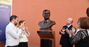 Develan busto de Jorge Medina Viedas como homenaje a su legado