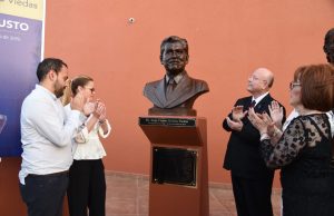 Develan busto de Jorge Medina Viedas como homenaje a su legado