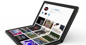 Presentan la primer laptop con pantalla flexible