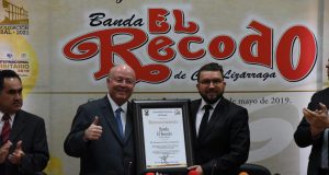 Entrega la UAS reconocimiento a la Banda El Recodo por su trayectoria