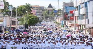 Marchan miles de universitarios para exigir respeto a la autonomía