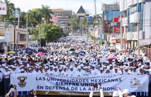 Marchan miles de universitarios para exigir respeto a la autonomía