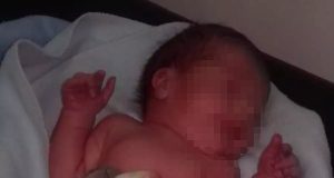 Abandonan a bebé en banca de una iglesia en Ahome