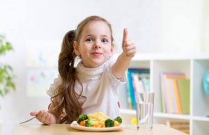 Guía a tus hijos por una sana alimentación con este consejo