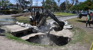 Atiende municipio el socavón que se registró en la avenida del Parque