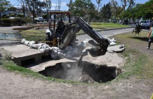 Atiende municipio el socavón que se registró en la avenida del Parque