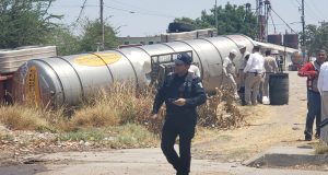 Se vuelca pipa en colonia PEMEX; desalojan a vecinos, estudiantes y centro comercial preventivamente