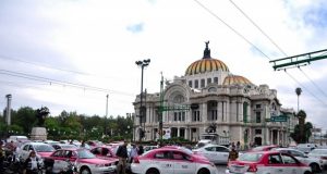 Caos vial por bloqueos de taxistas en Reforma y Circuito Interior