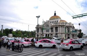 Caos vial por bloqueos de taxistas en Reforma y Circuito Interior