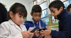 Quieren diputados prohibir uso de celulares en escuelas de nivel básico