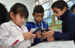 Quieren diputados prohibir uso de celulares en escuelas de nivel básico