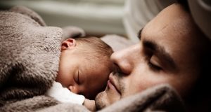 Papás millennials, más dedicados al cuidado de sus hijos que anteriores generaciones