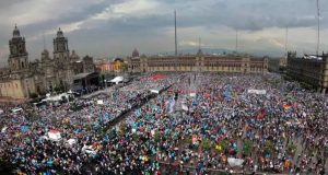 Festeja AMLO en el zócalo a un año del triunfo de la 4T