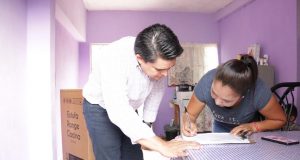 SEDESO entrega enseres domésticos a desplazados en Mazatlán