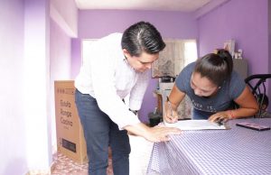 SEDESO entrega enseres domésticos a desplazados en Mazatlán