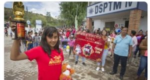 Mariachis, porras y globos: la bienvenida a Tania, campeona de cálculo mental originaria de Tequis
