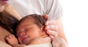 Elemental para el recién nacido el contacto piel a piel con su madre