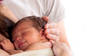 Elemental para el recién nacido el contacto piel a piel con su madre