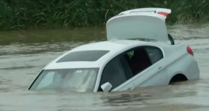 Tira a un río el BMW que le regalaron sus padres… él quería un Jaguar