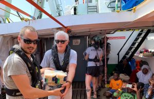 Richard Gere lleva alimentos a más de 121 inmigrantes en el Open Arms