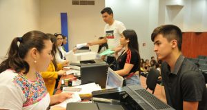 Inicia Facultad de Medicina con la entrega de folios y recibos a jóvenes aceptados