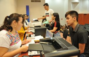 Inicia Facultad de Medicina con la entrega de folios y recibos a jóvenes aceptados