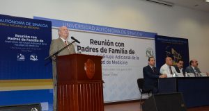 Se reúne el Rector con padres de familia de aspirantes del Grupo A de Medicina