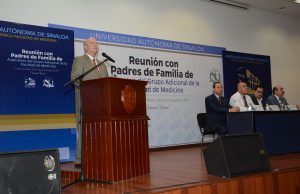 Se reúne el Rector con padres de familia de aspirantes del Grupo A de Medicina