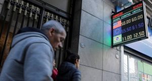 Macri pierde, se dispara al dólar y cae bolsa de valores en Argentina