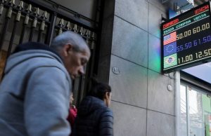 Macri pierde, se dispara al dólar y cae bolsa de valores en Argentina