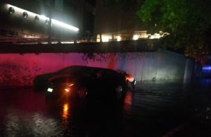 Varados más 17 vehículos por las lluvias en Culiacán