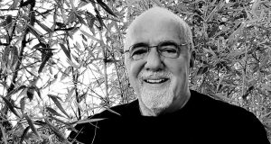 Paulo Coelho pide perdón por ataques de Bolsonaro a esposa de Macron