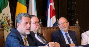 Asiste el Rector a seminario en el que se analiza el tema de la autonomía