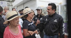 Recorre Luis Nava mercado Hidalgo para informar sobre su primer año de trabajo