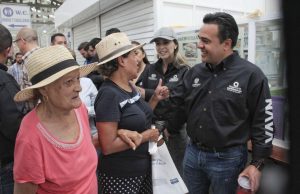 Recorre Luis Nava mercado Hidalgo para informar sobre su primer año de trabajo