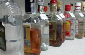 Contrabando gana más de 27 mil mdp vendiendo alcohol adulterado