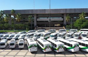 Entrega Quirino 50 camiones urbanos más; van 300 en estos dos años