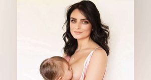 Aislinn Derbez posa con su hija para promover la lactancia