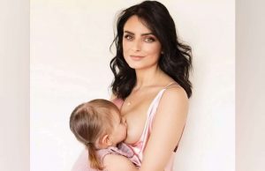 Aislinn Derbez posa con su hija para promover la lactancia