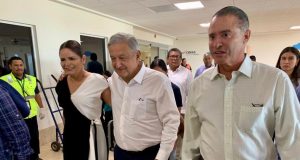 Llega AMLO a Mazatlán, para arrancar su gira en Villa Unión