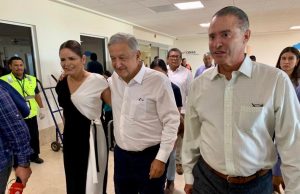 Llega AMLO a Mazatlán, para arrancar su gira en Villa Unión